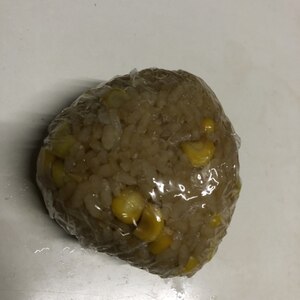 簡単おいしい！コーンバター醤油おにぎり